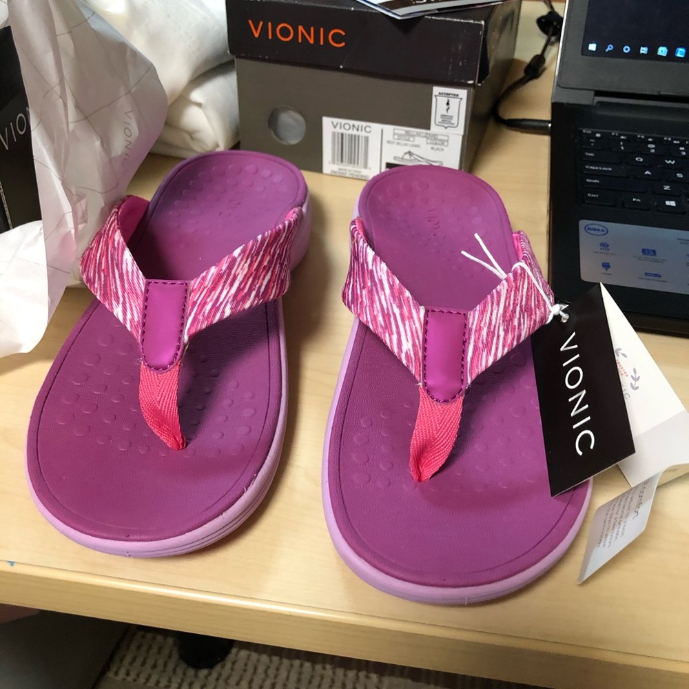 Pink vionic sandals 🩴